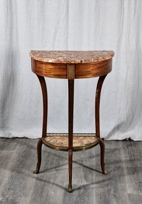 une photo d'une table en bois avec un plateau en marbre posée sur un parquet