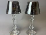 une paire de lampes en verre transparent avec des abat-jours noirs sur fond blanc