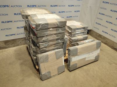 une pile de cartons posée sur une palette devant un mur