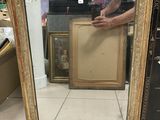 un homme qui se tient devant un miroir
