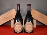 deux bouteilles de vin posées l'une à côté de l'autre sur une table