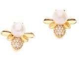 une paire de boucles d'oreilles ornées de perles et de diamants