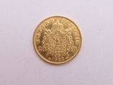 gros plan d'une pièce d'or sur une surface blanche