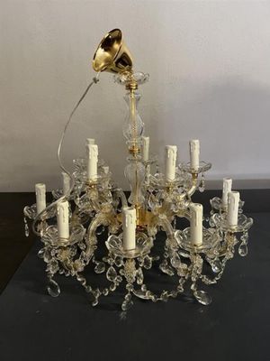 une image d'un lustre surmonté d'un phonot