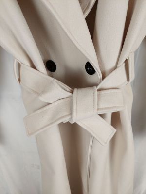 un gros plan sur un manteau orné d'un nœud