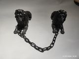 deux chiens noirs attachés à des chaînes posées sur une table