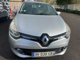 une voiture argentée garée dans un parking