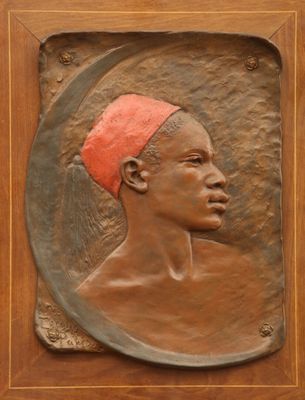 une photo d'une plaque en bronze représentant un homme portant un bandeau rouge