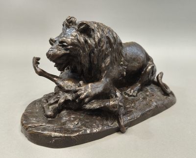 Christophe FRATIN (1801-1864). Lion haletant tenant un gnou …