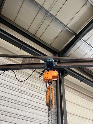 une grue suspendue au plafond d'un bâtiment