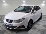la voiture blanche est garée sur un sol en damier dans le garage