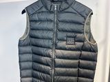 une photo d'un gilet suspendu à un portant dans un magasin