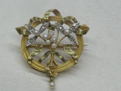 Broche-pendentif en or jaune 18K, à décor de nœuds de rubans…