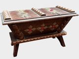 une petite table en bois ornée d'un motif décoratif