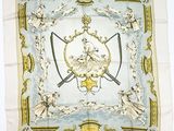 une image représentant un foulard carré orné d'une femme et de deux épées