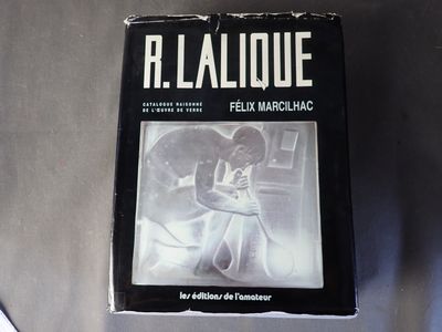 un livre posé sur une table