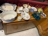 une commode sur laquelle sont posés de nombreux plats