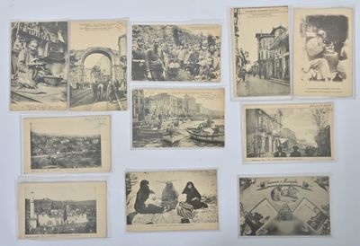 de nombreuses vieilles photos de personnes et de bâtiments accrochées au mur
