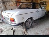 une voiture blanche garée dans un garage
