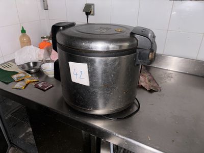 une grande casserole en métal posée sur un plan de travail en métal