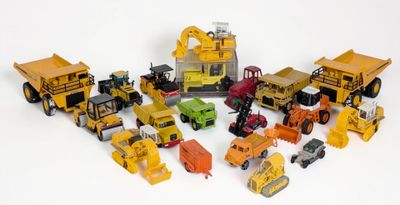de nombreux engins de chantier miniatures posés sur une surface blanche