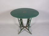 une image représentant une table verte sur fond blanc