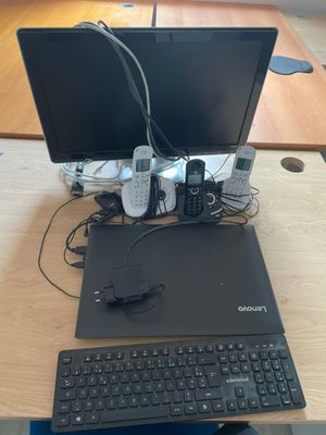 un ordinateur portable avec un clavier et une souris posé sur un bureau