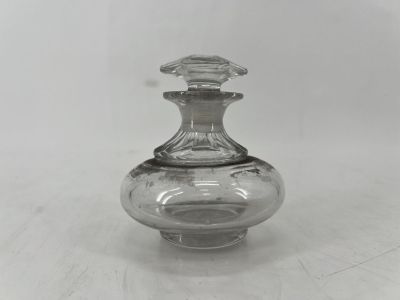 un vase en verre transparent posé sur une table blanche
