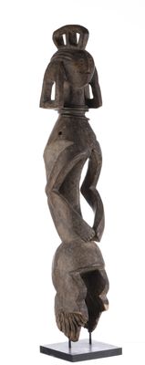 une image représentant une sculpture d'une femme portant un chapeau sur la tête