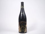 une bouteille de vin ornée d'un motif doré