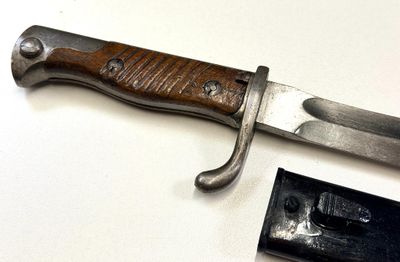 un couteau posé sur une table à côté d'une boîte