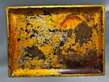 un plateau jaune sur lequel est représenté un poisson
