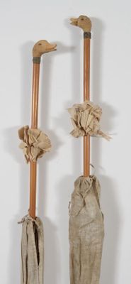 Paire de parapluies à fûts en bambou, les pommeaux en composition figu - Photo 1