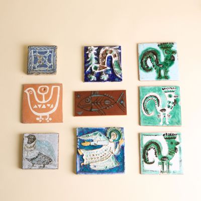 de nombreux carreaux de différentes couleurs sur le mur de cette pièce
