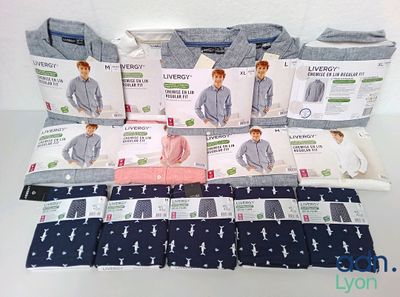 une pile de pyjamas et de sous-vêtements pour hommes posée sur une table