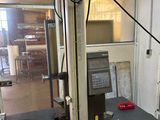 une machine posée sur une table dans une pièce