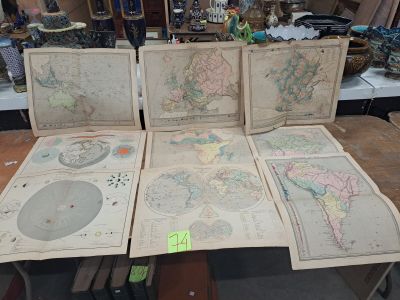 plusieurs cartes du monde exposées sur une table dans un magasin