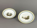 deux assiettes ornées d'un paysage, dont l'une est peinte en bleu et blanc