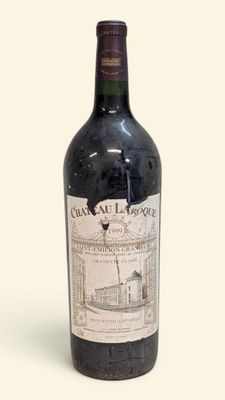 une bouteille de vin posée sur une table