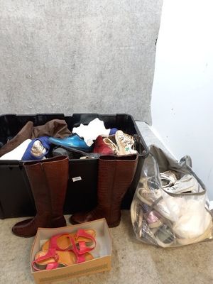 Stock de chaussures de différentes tailles des marques Galer… - Photo 1