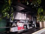 une photo d'une cuisine avec plusieurs plantes suspendues au plafond