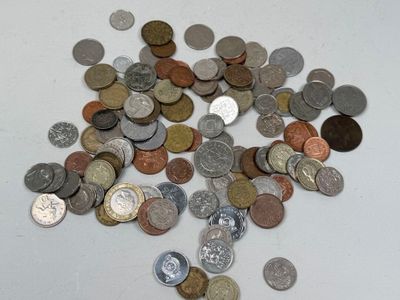 un tas de pièces posé sur une table, sur fond blanc