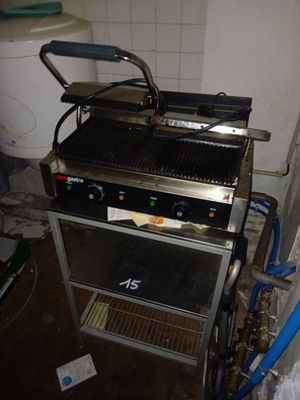 une photo d'un barbecue à gaz de type professionnel dans une cuisine