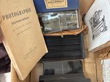 une boîte en carton contenant tout un tas de vieilles photos