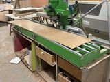 une image d'une machine qui travaille sur un morceau de bois