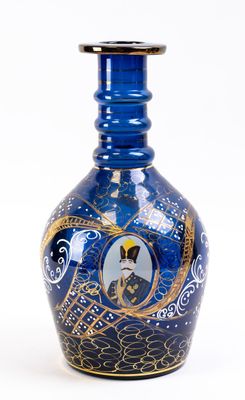 un vase bleu sur lequel est représenté un homme