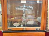 une vitrine en verre avec une horloge à l'intérieur