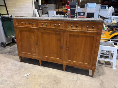 une armoire en bois avec un plateau en marbre, dans un garage