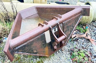 une pièce de machine rouillée posée par terre