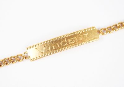 une photo d'un bracelet plaqué or muni d'une plaque portant un nom